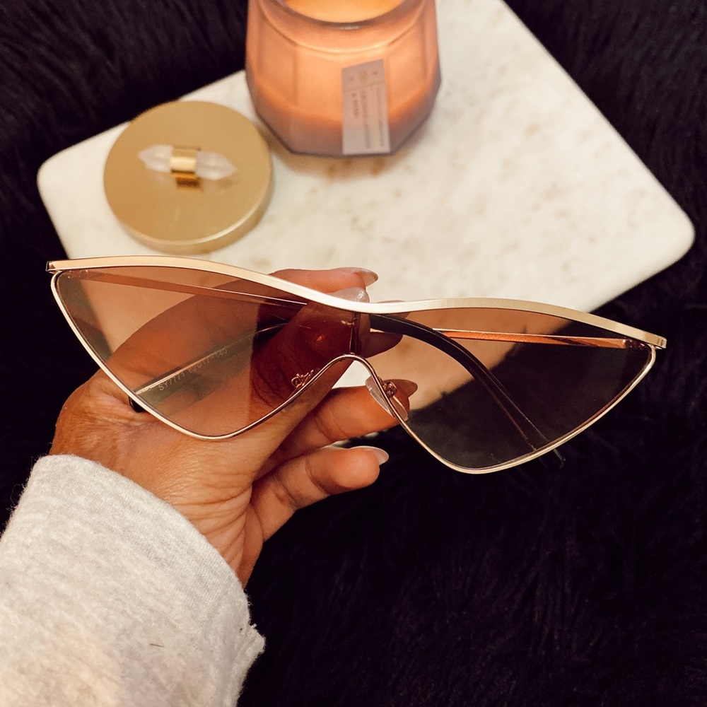 ✨ GOLD TRIM FUTURISTIC SUNGLASSES ✨